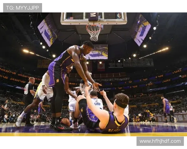 勇士队力克湖人迎来四连胜 詹姆斯三双难阻败局 勇士队力克湖人迎来四连胜 詹姆斯三双难阻败局